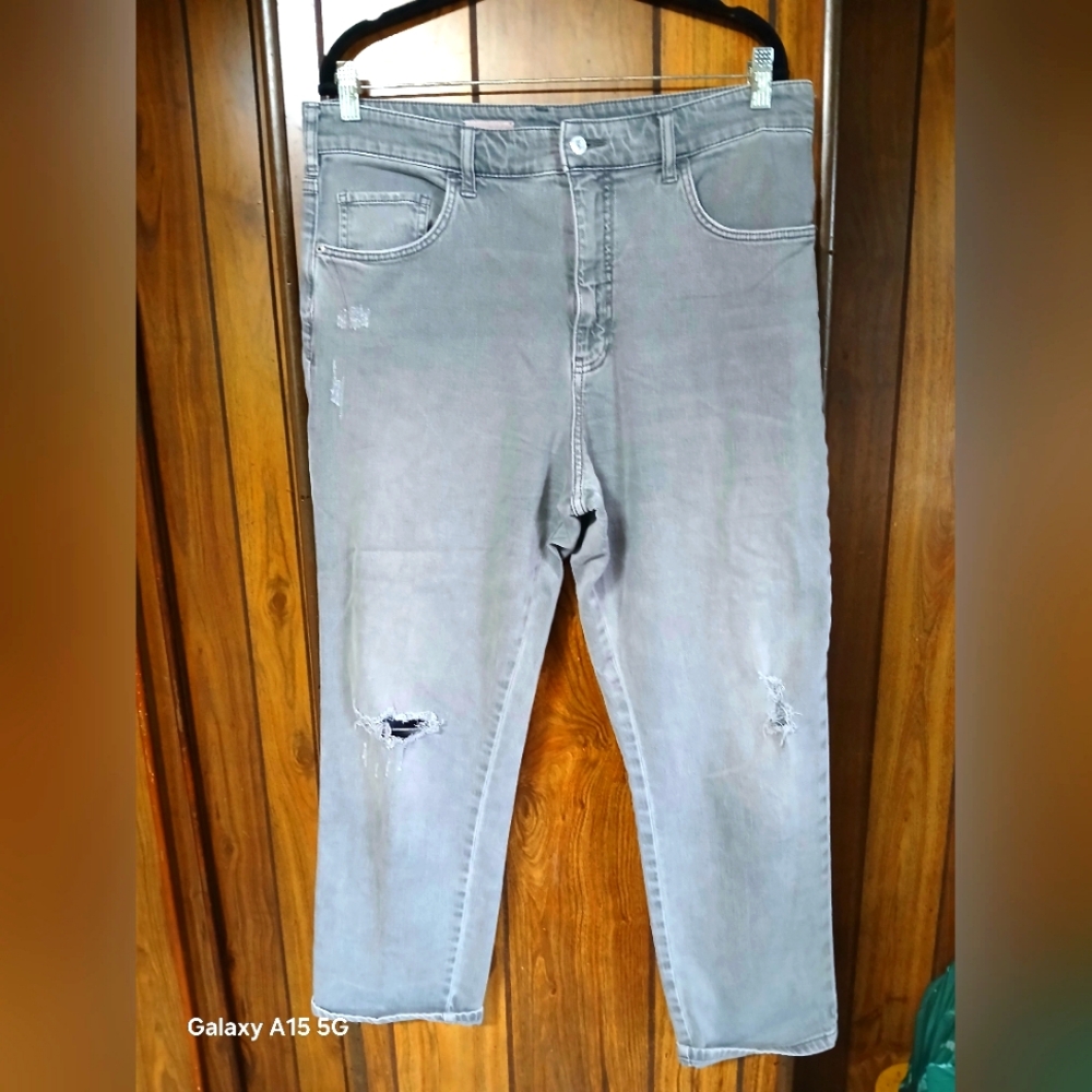 Pilcro  Relaxed Fit Jeans with Distressed Details Womens Size 31